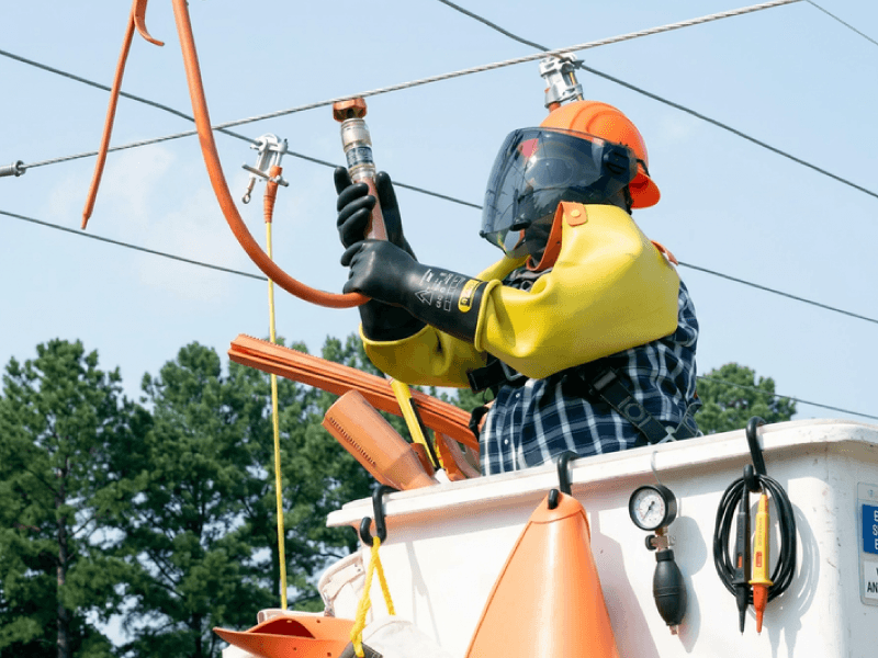 Guantes dieléctricos de seguridad industrial para protección contra riesgos eléctricos de alta tensión.